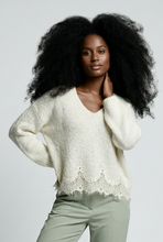 Lade das Bild in den Galerie-Viewer, PULLOVER `Lace´, soft beige