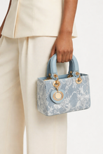 Lade das Bild in den Galerie-Viewer, TASCHE `Lace´, baby blue