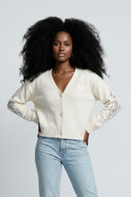 Lade das Bild in den Galerie-Viewer, CARDIGAN `Lace Heart´, crème