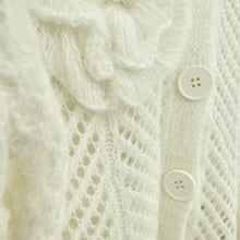Lade das Bild in den Galerie-Viewer, CARDIGAN `Sweet Flowers´, crèmeweiß
