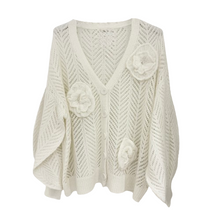 Lade das Bild in den Galerie-Viewer, CARDIGAN `Sweet Flowers´, crèmeweiß