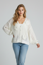 Lade das Bild in den Galerie-Viewer, CARDIGAN `Sweet Flowers´, crèmeweiß