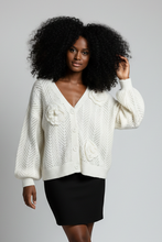 Lade das Bild in den Galerie-Viewer, CARDIGAN `Sweet Flowers´, crèmeweiß