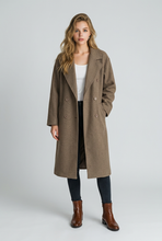 Lade das Bild in den Galerie-Viewer, MANTEL `Parisian Chic´, mousse