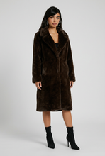 Lade das Bild in den Galerie-Viewer, MANTEL `Kuddle me´ (Kunstfell), chocolate (Midi)