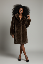 Lade das Bild in den Galerie-Viewer, MANTEL `Kuddle me´ (Kunstfell), chocolate (Midi)