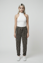 Lade das Bild in den Galerie-Viewer, HOSE `Cozy´, taupe