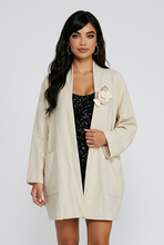 Lade das Bild in den Galerie-Viewer, CARDIGAN `Camelia´, crème