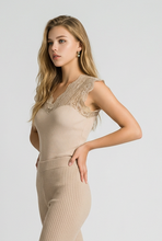 Lade das Bild in den Galerie-Viewer, TOP `Elegant Lace´ (ärmellos), beige