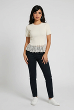 Lade das Bild in den Galerie-Viewer, TOP `Lace Details´ (Schößchen), weiß