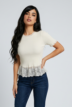 Lade das Bild in den Galerie-Viewer, TOP `Lace Details´ (Schößchen), weiß