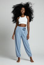 Lade das Bild in den Galerie-Viewer, HOSE `Flower´, baby blue