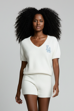 Lade das Bild in den Galerie-Viewer, PULLOVER `LA´, crème-baby blue