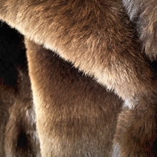 Lade das Bild in den Galerie-Viewer, MANTEL `Kuddle me´ (Kunstfell), chocolate (Midi)