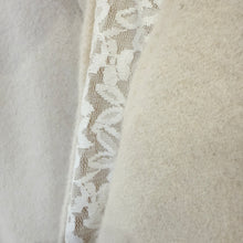 Lade das Bild in den Galerie-Viewer, CARDIGAN `Lace Heart´, crème