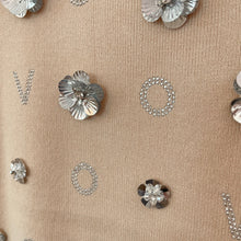 Lade das Bild in den Galerie-Viewer, TOP `Couture Flowers´ (ärmellos), caramel-silber