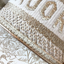 Lade das Bild in den Galerie-Viewer, PANTOLETTE `Jungle´, weiß-gold