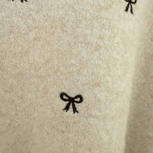 Lade das Bild in den Galerie-Viewer, PULLOVER `Mini Bows´, beige-mokka