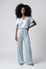 Lade das Bild in den Galerie-Viewer, HOSE Silky (Wide Leg), baby blue
