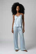 Lade das Bild in den Galerie-Viewer, HOSE Silky &amp; Tender, baby blue
