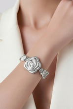 Lade das Bild in den Galerie-Viewer, ARMBAND `Camelia´ (elast.), silber
