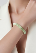 Lade das Bild in den Galerie-Viewer, ARMBAND `Million Pearls´ (elast.), salbei
