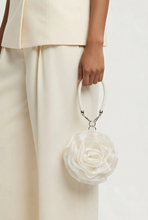 Lade das Bild in den Galerie-Viewer, TASCHE Camelia, crèmeweiß
