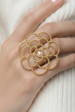 Lade das Bild in den Galerie-Viewer, RING `Couture Camelia´, gold
