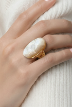 Lade das Bild in den Galerie-Viewer, RING Perlmut (elast.), weiß-gold
