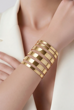 Lade das Bild in den Galerie-Viewer, ARMREIF Lines, gold
