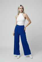 Lade das Bild in den Galerie-Viewer, HOSE `Crinkle´, mykonos blue
