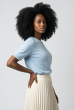 Lade das Bild in den Galerie-Viewer, PULLOVER `Smooth´ (Halbarm/Alpaka), baby blue
