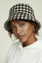 Lade das Bild in den Galerie-Viewer, BUCKET HAT Bouclé, schwarz-weiß
