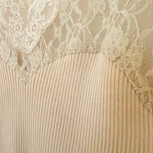 Lade das Bild in den Galerie-Viewer, TOP `Elegant Lace´ (ärmellos), beige
