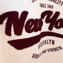 Lade das Bild in den Galerie-Viewer, PULLOVER `New York´, crèmeweiß-burgundy
