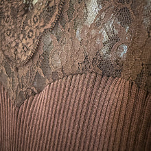 Lade das Bild in den Galerie-Viewer, TOP `Elegant Lace´ (ärmellos), mokka
