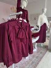 Lade das Bild in den Galerie-Viewer, BLUSE `Schluppe´ (PREMIUM), burgundy
