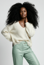 Lade das Bild in den Galerie-Viewer, PULLOVER `Lace´, soft beige
