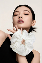 Lade das Bild in den Galerie-Viewer, SCRUNCHIE `Romantic´, crème
