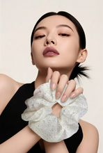 Lade das Bild in den Galerie-Viewer, SCRUNCHIE `Romantic´, crème
