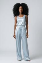 Lade das Bild in den Galerie-Viewer, HOSE Silky (Wide Leg), baby blue
