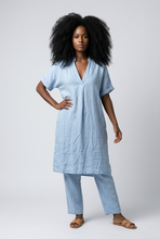 Lade das Bild in den Galerie-Viewer, KLEID `Linen´, baby blue
