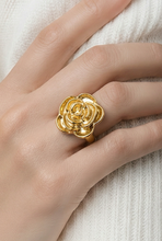 Lade das Bild in den Galerie-Viewer, RING `Sweet Camelia´, gold
