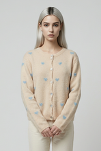 Lade das Bild in den Galerie-Viewer, CARDIGAN `Mini Hearts´, crème-baby blue
