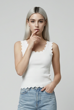 Lade das Bild in den Galerie-Viewer, TOP `Sweet Waves´, weiß
