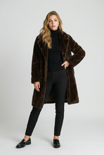 Lade das Bild in den Galerie-Viewer, MANTEL `Kuddle me´ (Kunstfell), chocolate (Midi)
