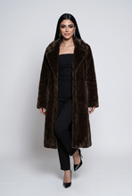 Lade das Bild in den Galerie-Viewer, MANTEL `Kuddle me´ (Kunstfell), chocolate (Midi)
