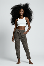 Lade das Bild in den Galerie-Viewer, HOSE `Cozy´, taupe
