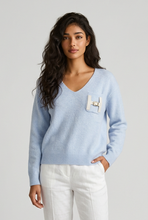 Lade das Bild in den Galerie-Viewer, PULLOVER `Cool Detail´, baby blue
