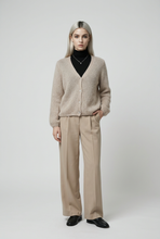 Lade das Bild in den Galerie-Viewer, CARDIGAN `Elegant Piece´ (Alpaka), taupe
